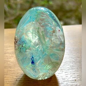 Stunning Blue and White Murano Glass Egg Paperweight in EUC